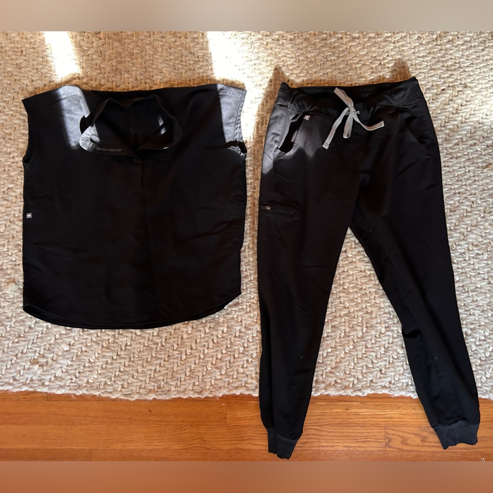 Figs scrubs, black
Top S
Bottom M